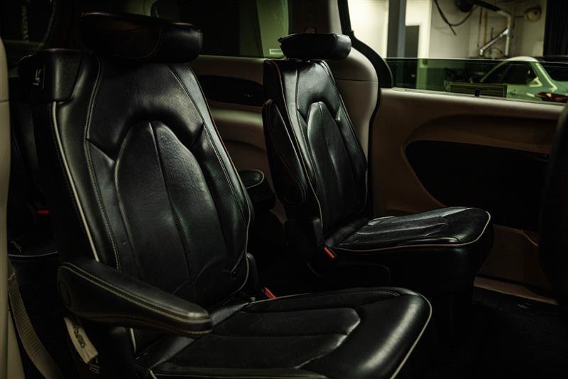 Used 2022 Chrysler Pacifica Limited FWD image 12
