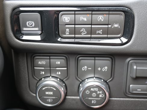 Used 2026 GMC Yukon AT4 w/ AT4 Premium Plus Package AWD/4WD image 29