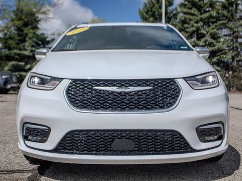 Used 2022 Chrysler Pacifica Pinnacle AWD/4WD image 2