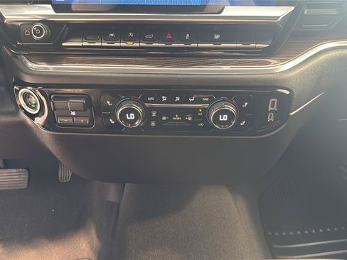 Used 2025 Chevrolet Silverado 1500 LT AWD/4WD image 21