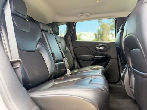 Used 2021 Jeep Cherokee Latitude Plus AWD/4WD image 24