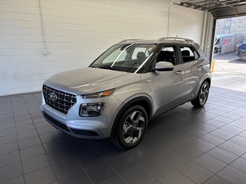 Used 2025 Hyundai Venue SEL FWD image 4