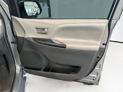 Used 2018 Toyota Sienna LE FWD image 17