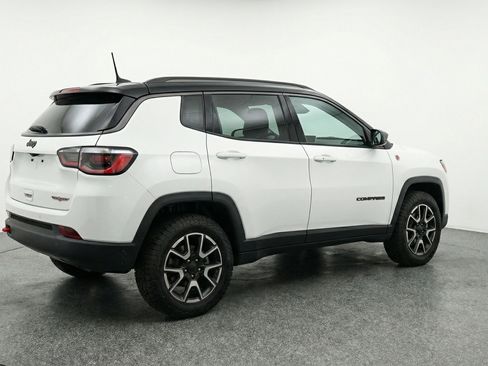 Used 2025 Jeep Compass Trailhawk AWD/4WD image 9