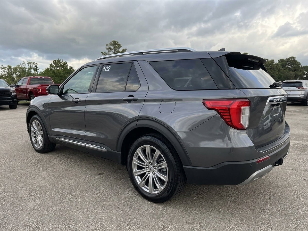 Used 2025 Ford Explorer Platinum RWD image 2