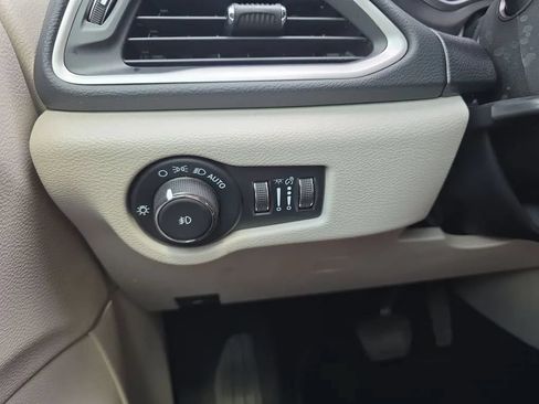 Used 2023 Chrysler Pacifica Touring-L FWD image 21