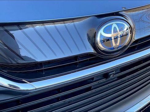 Used 2023 Toyota Venza Limited image 29