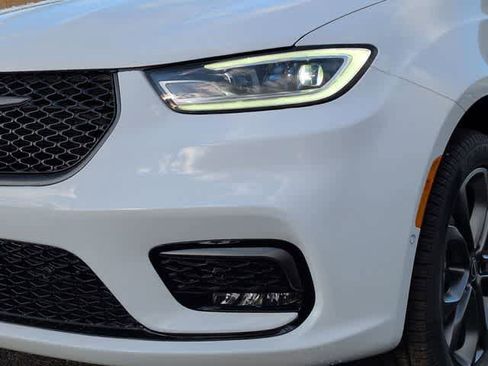 New 2026 Chrysler Pacifica Select image 11