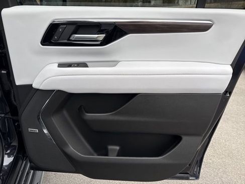 New 2026 Chevrolet Suburban Premier image 11