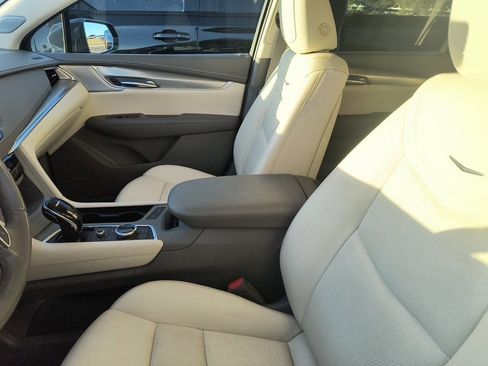 Used 2020 Cadillac XT5 Premium Luxury FWD image 3