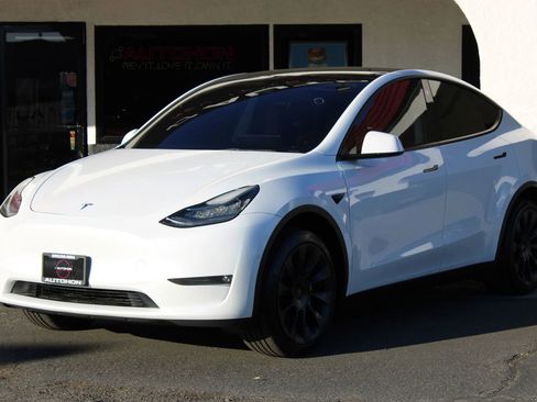 Used 2022 Tesla Model Y Long Range image 1