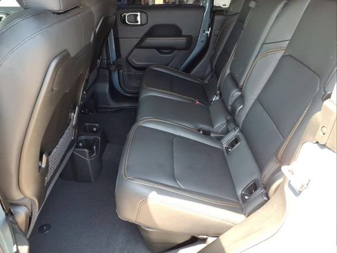 Used 2025 Jeep Gladiator Sport AWD/4WD image 15