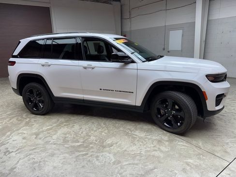 Used 2023 Jeep Grand Cherokee Altitude image 6