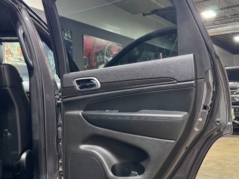 Used 2018 Jeep Grand Cherokee Limited image 24