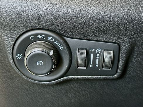 Used 2023 Jeep Compass Latitude w/ Convenience Group AWD/4WD image 17