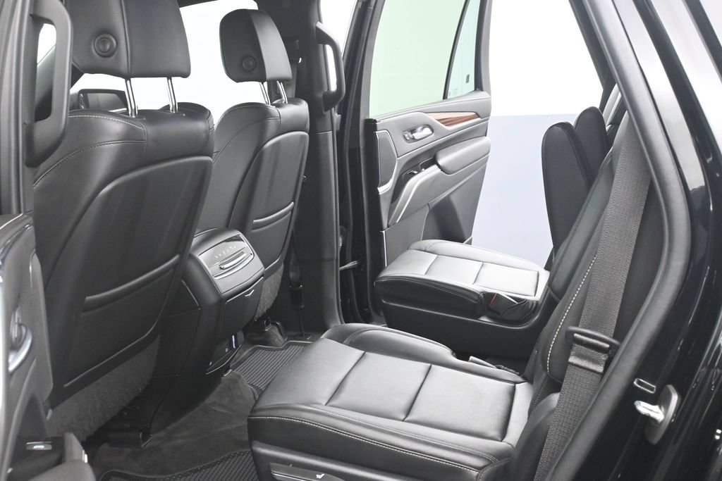 Used 2022 Cadillac Escalade Luxury w/ LPO, Illumination Package AWD/4WD image 13