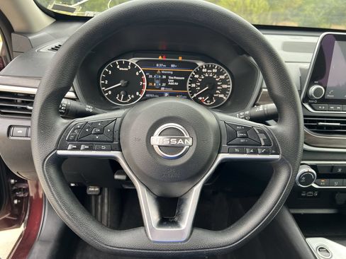 Used 2025 Nissan Altima 2.5 SV FWD image 6