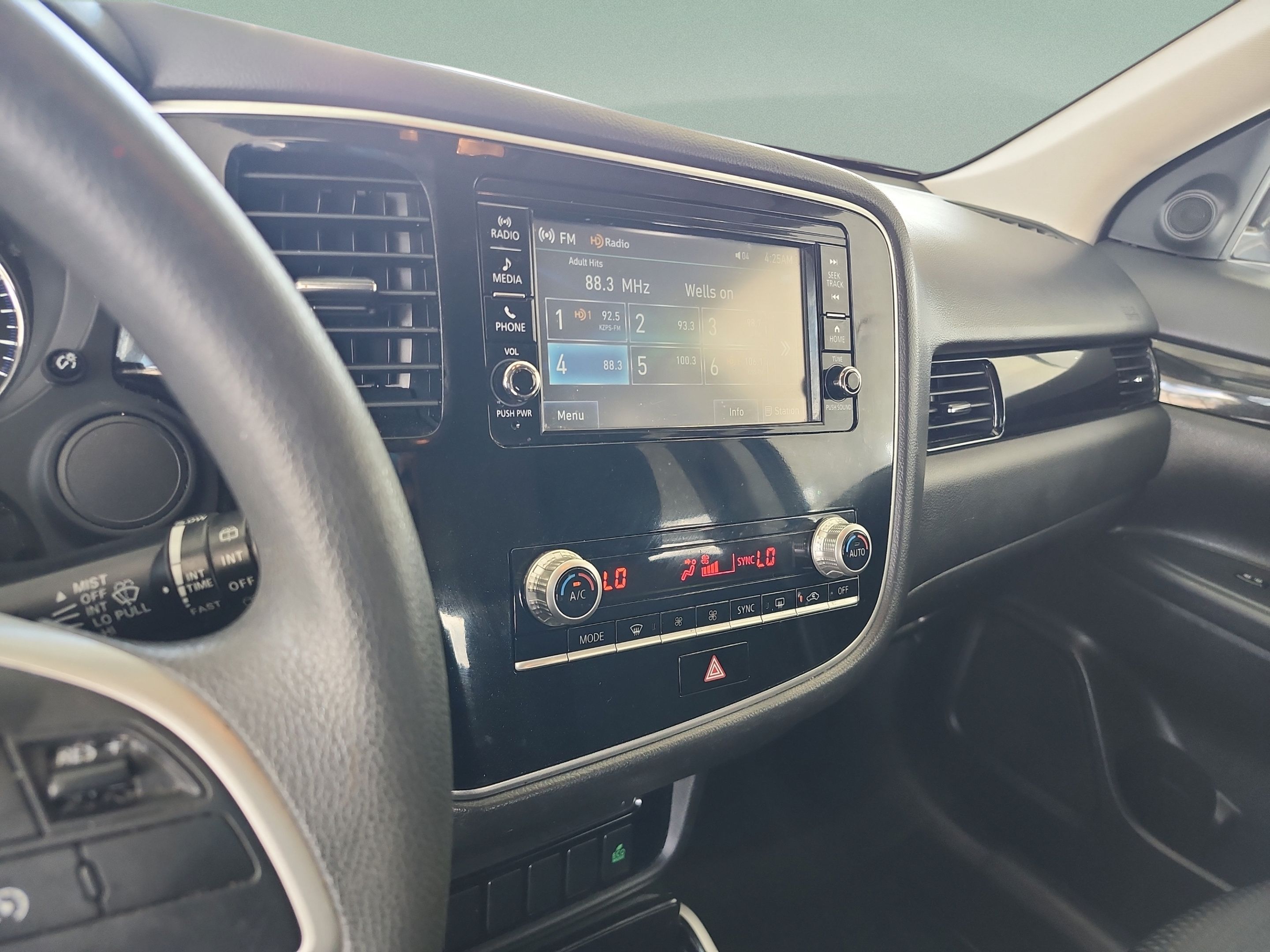 Used 2020 Mitsubishi Outlander ES FWD image 12