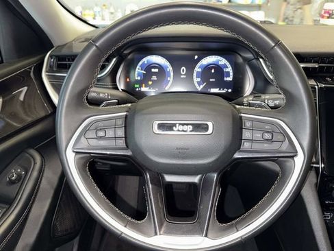 Used 2023 Jeep Grand Cherokee Laredo RWD image 12