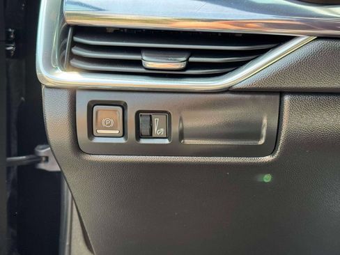 Used 2022 Cadillac XT4 Luxury w/ Cold Weather Package AWD/4WD image 22