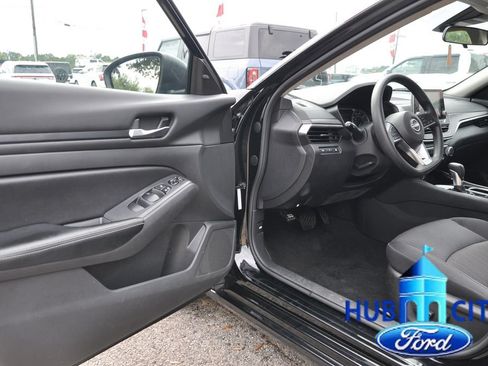 Used 2024 Nissan Altima 2.5 SV FWD image 11