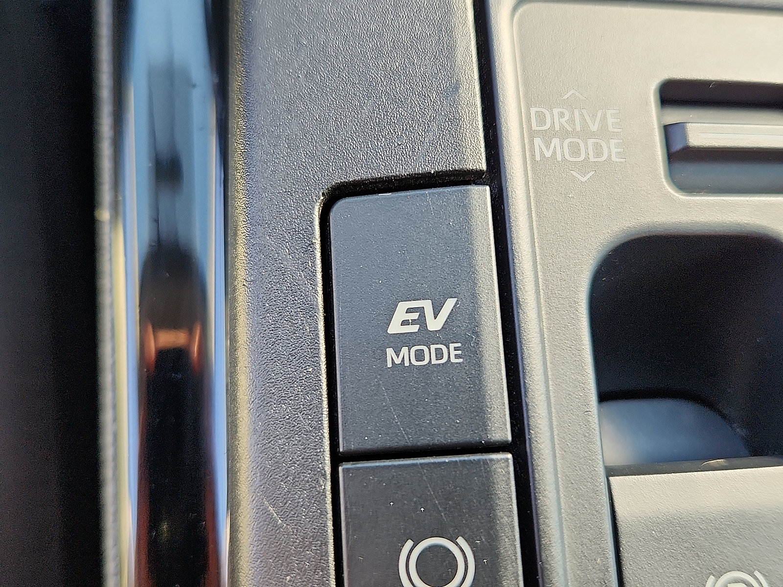 Used 2024 Toyota Prius LE FWD image 23