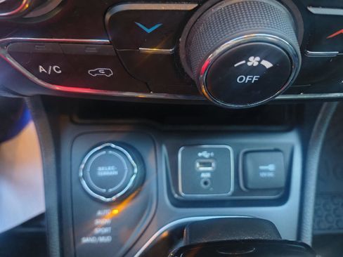 Used 2020 Jeep Cherokee Latitude Plus image 22