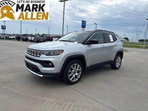 Used 2025 Jeep Compass Limited AWD/4WD image 2