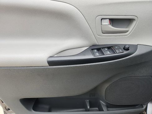 Used 2020 Toyota Sienna L image 14