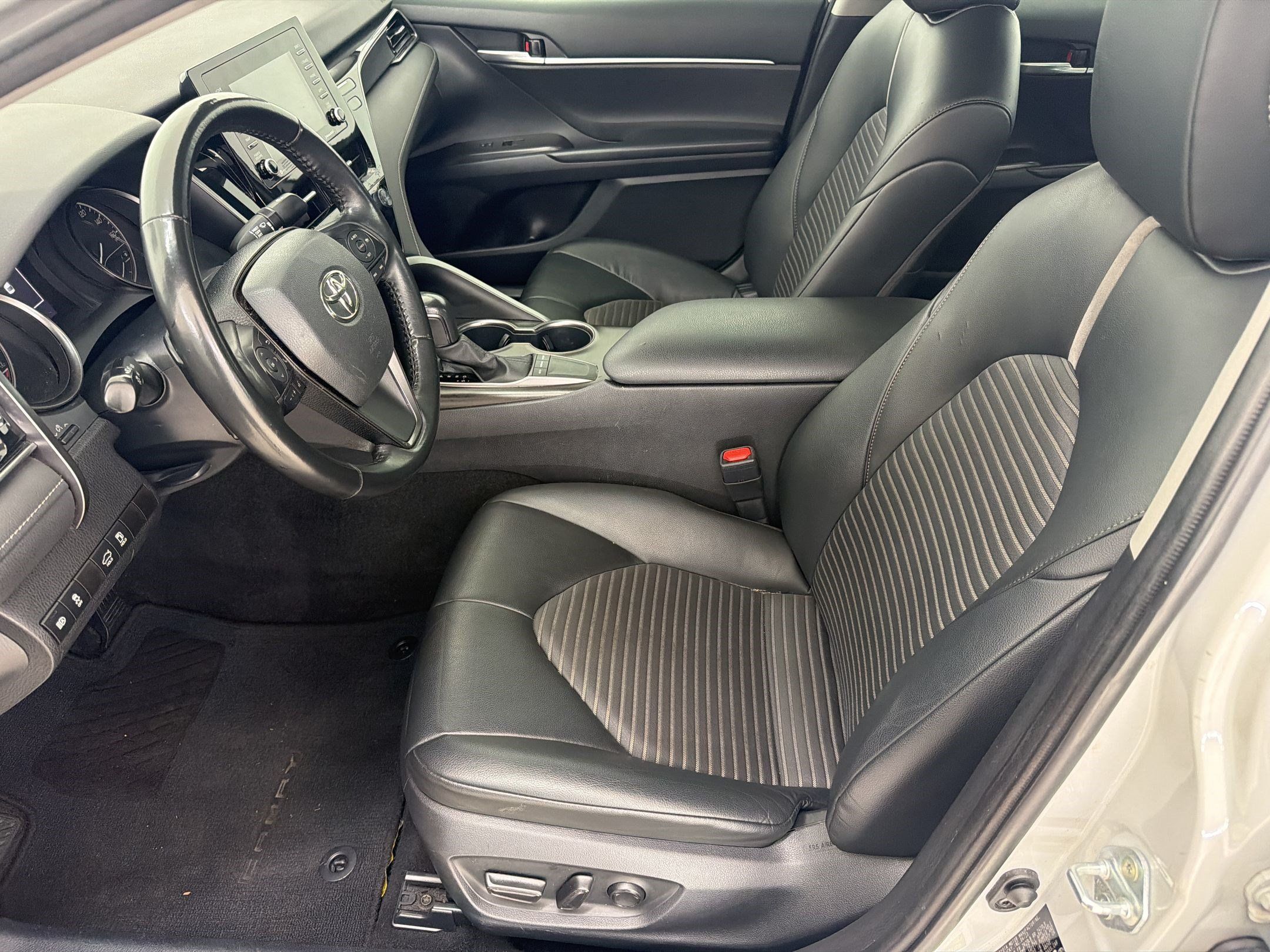 Used 2023 Toyota Camry SE FWD image 5