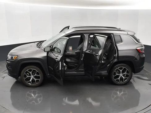 Used 2024 Jeep Compass Latitude AWD/4WD image 7