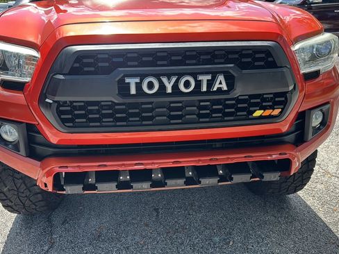Used 2017 Toyota Tacoma TRD Off-Road w/ Premium & Technology Package AWD/4WD image 38