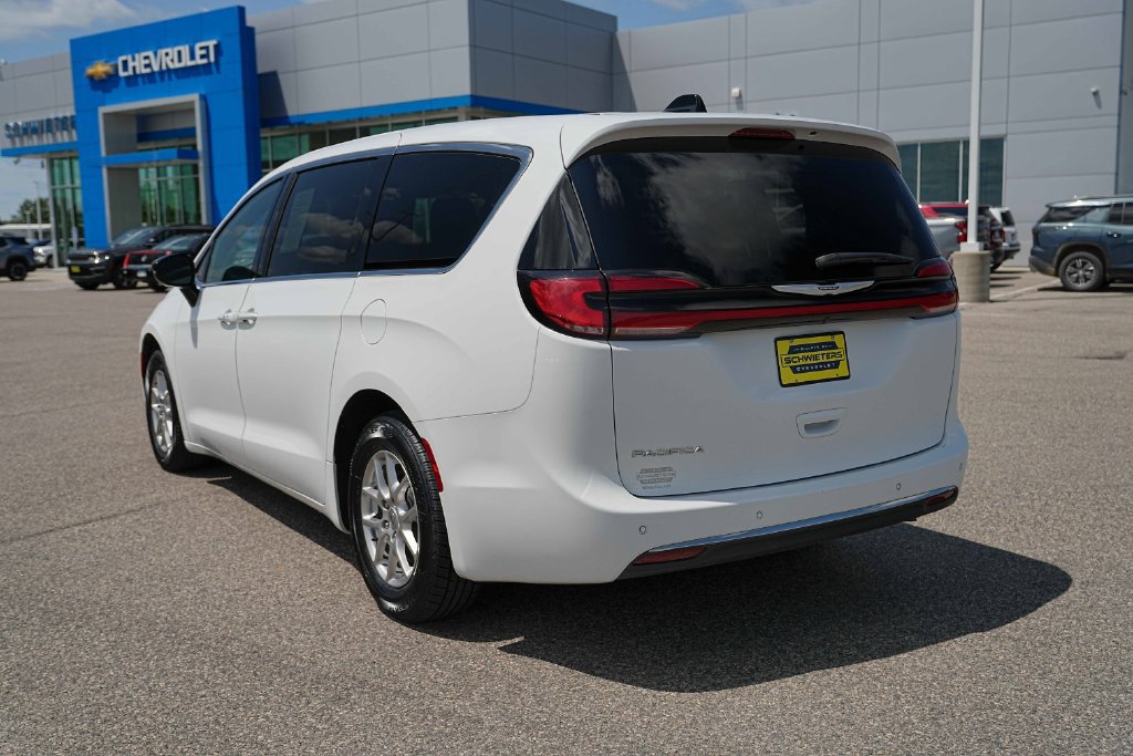 Used 2025 Chrysler Pacifica Select FWD image 9
