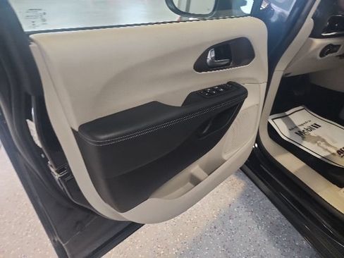 Used 2023 Chrysler Voyager LX FWD image 10