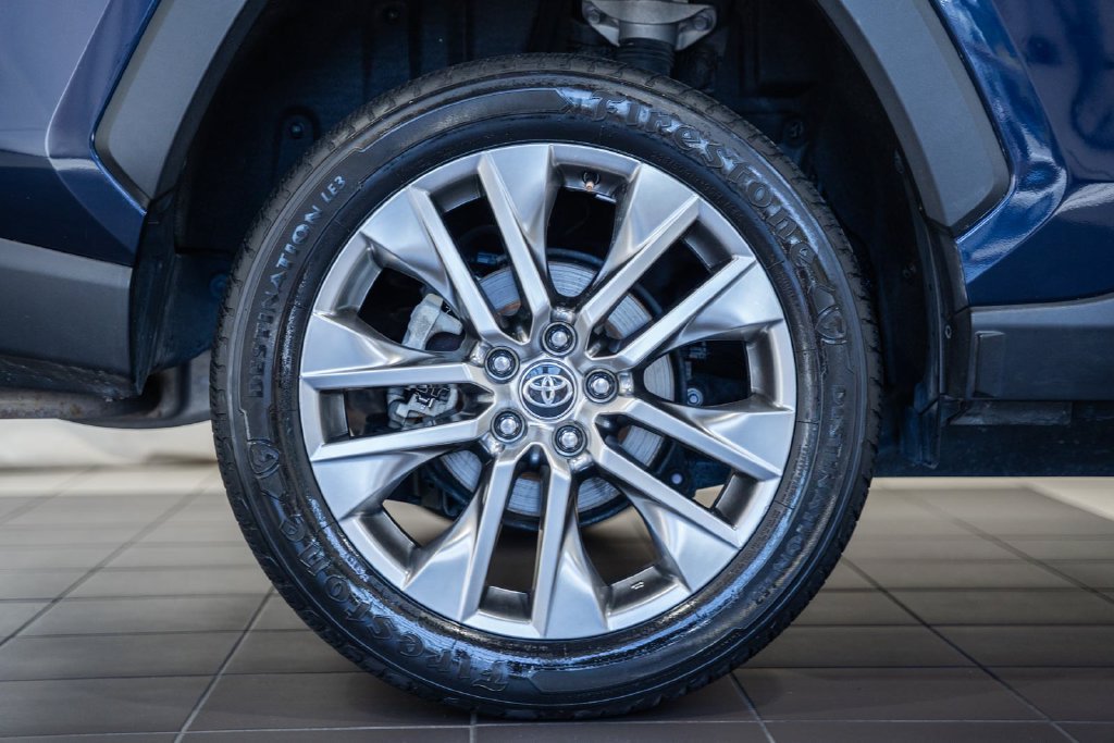 Used 2021 Toyota RAV4 XLE Premium FWD image 14