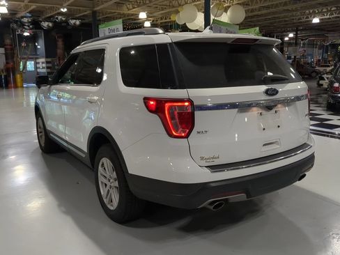 Used 2018 Ford Explorer XLT w/ Equipment Group 201A AWD/4WD image 11