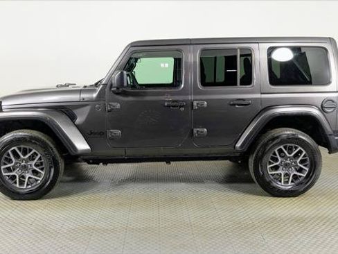 Used 2025 Jeep Wrangler Unlimited Sahara AWD/4WD image 3