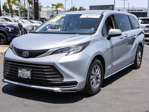 Certified 2023 Toyota Sienna LE AWD/4WD image 19