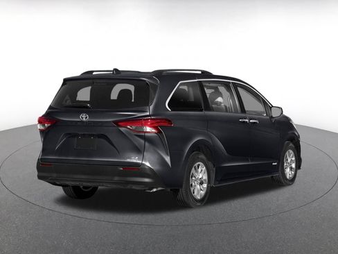 Used 2024 Toyota Sienna XLE FWD image 2