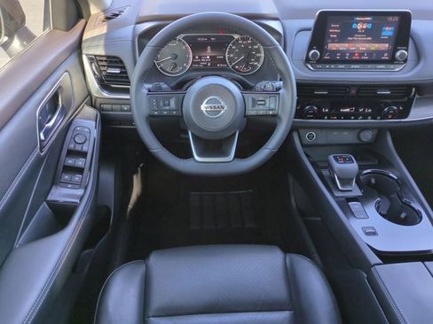 Used 2021 Nissan Rogue SV w/ Premium Package image 16