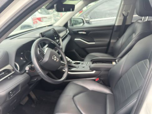 Used 2021 Toyota Highlander XLE AWD/4WD image 7