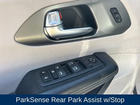 Used 2022 Chrysler Pacifica Touring-L image 13