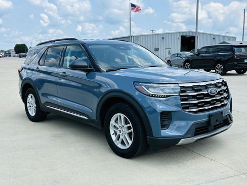 Used 2025 Ford Explorer Active AWD/4WD image 2