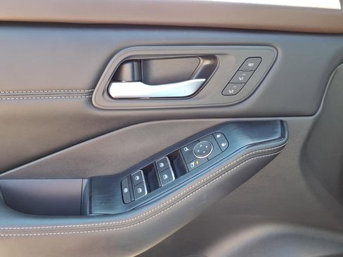 Used 2023 Nissan Rogue SV AWD/4WD image 16