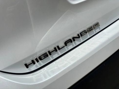 Used 2023 Toyota Highlander XLE FWD image 9