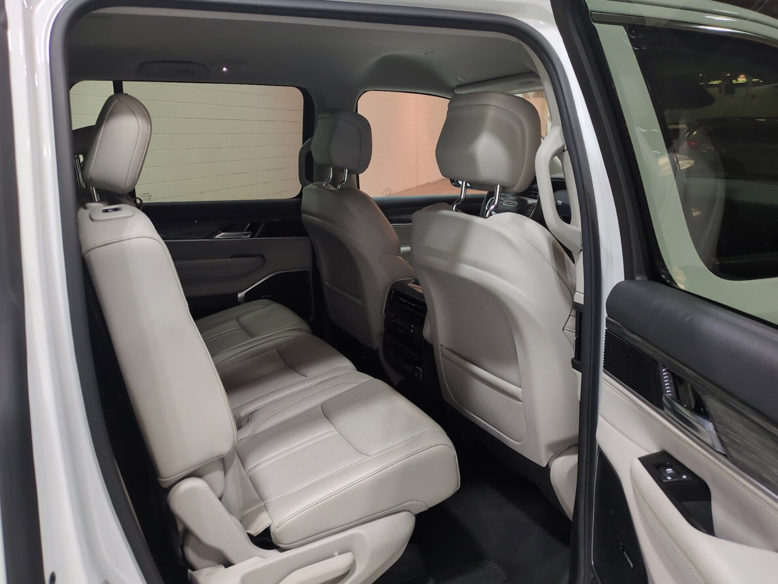 Used 2022 Jeep Wagoneer Series II AWD/4WD image 12