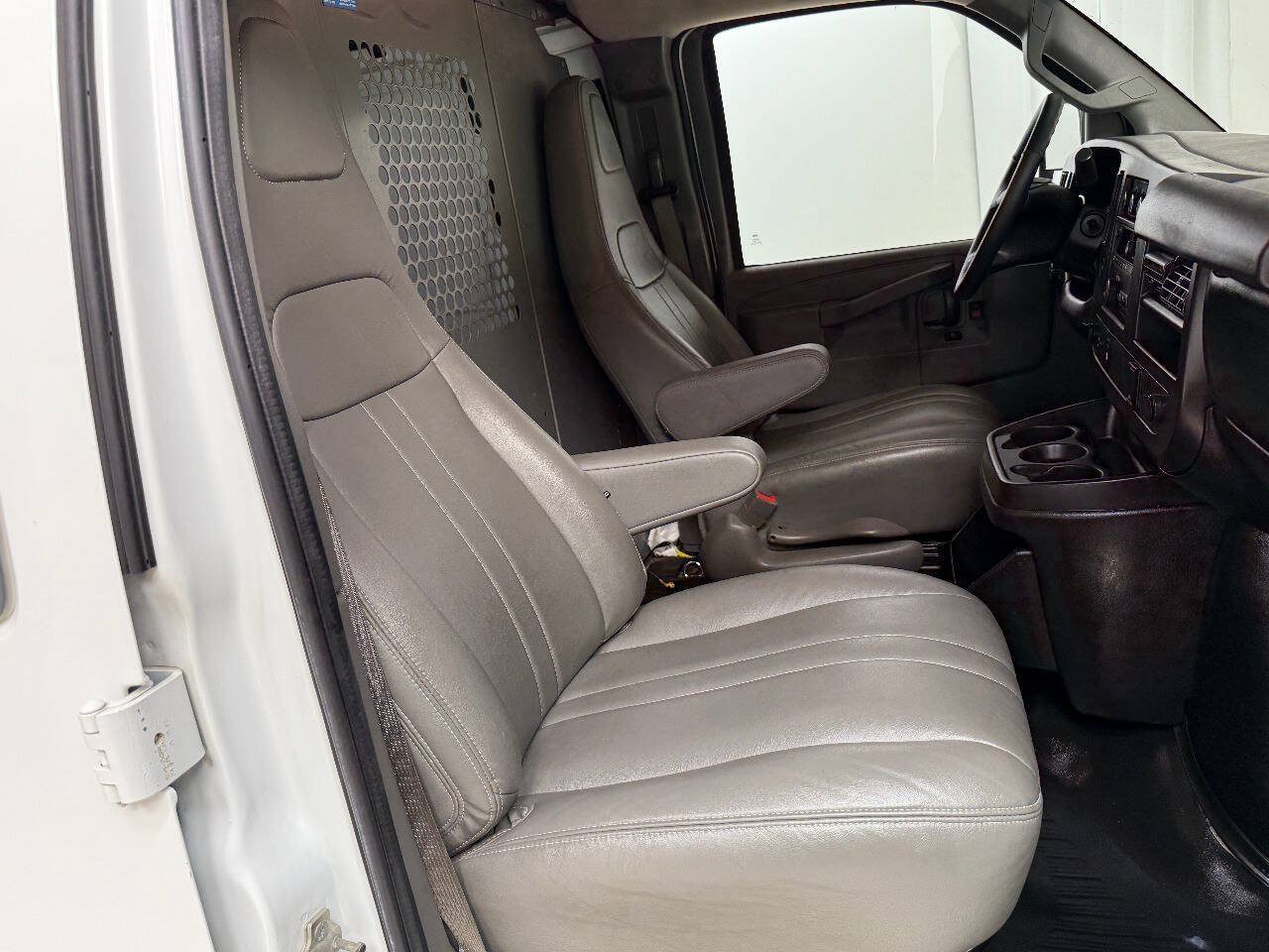 Used 2017 Chevrolet Express 2500 Extended RWD image 38