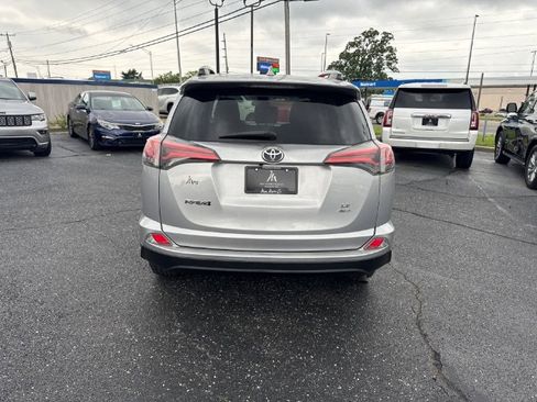 Used 2017 Toyota RAV4 LE AWD/4WD image 4