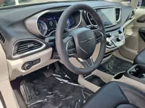 Used 2024 Chrysler Pacifica Touring-L FWD image 17