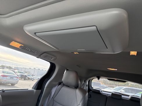 Used 2023 Toyota Sienna Limited image 9